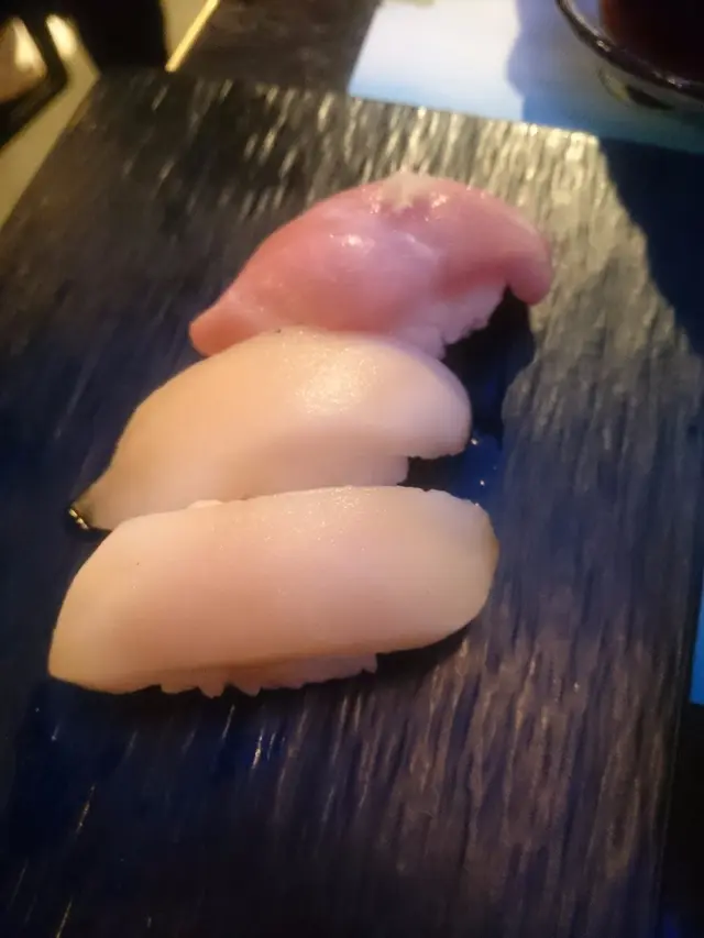 劍魚腩 ($26), 沒有了劍魚的那一點紅, 食落又無劍魚味, 亦都無腩的油香, 無知食緊 mud
吞拿魚腩 ($36), 低級吞拿魚腩肉, 高級價錢...