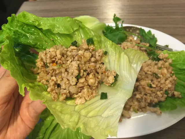 新鮮的西生菜 配上炒得十分香口惹味的秘製豬肉碎
有紅蔥頭、蔥、芫茜等多款配料 味道調得剛剛好 不會太鹹😋