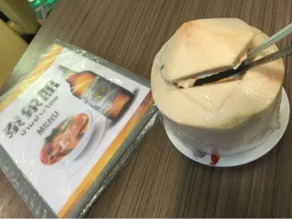 炎炎夏日 飲啖椰青水清新解渴😙