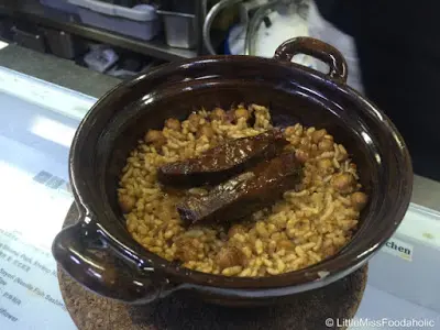 煲仔鮑汁神戶牛面頰西班牙飯配分子蒜香忌廉泡