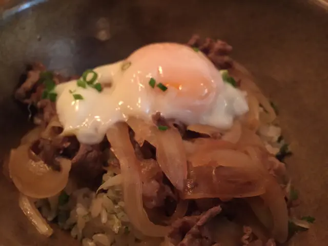 黑安格斯牛肉片配溫泉蛋&蔥油飯