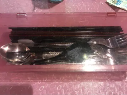 餐具很整潔地放在餐盒內