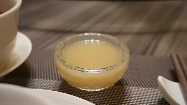 一入口那濃濃的蒜味蜂蜜味教我緊皺眉頭,因為那正是由小到大婆婆沖泡的蒜子蜜糖味道