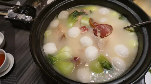 加入魚丸,聽聞用鯇魚所製,腍綿細緻,非爽彈紥實一種,卻感覺自然順口