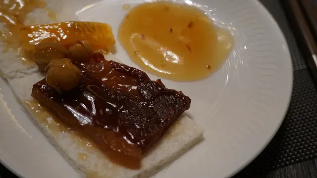 鹹香與甜蜜並重,肥膩的同時又有金華火腿火肪的瘦肉加持