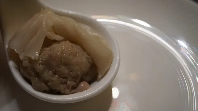 皮薄不黏爛，細緻之餘略帶煙韌，鎖住湯汁不外漏