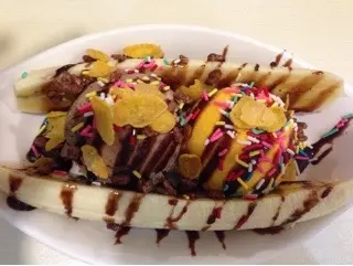 香蕉船伴朱古力、芒果雪糕