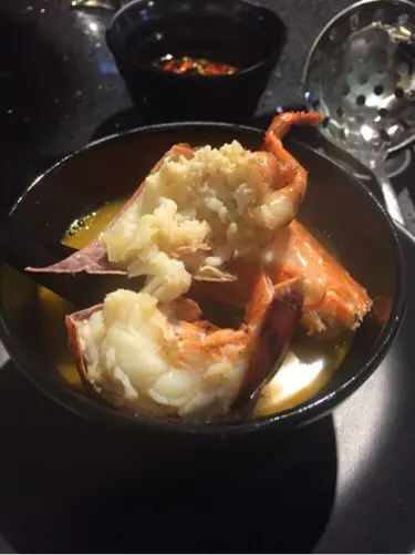 湯底內有波士頓龍蝦