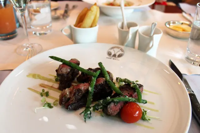 烤美國特級西冷牛扒配薯條、法邊豆及紅酒汁