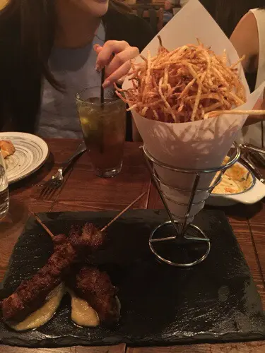 黑毛豬柳串配酥薯