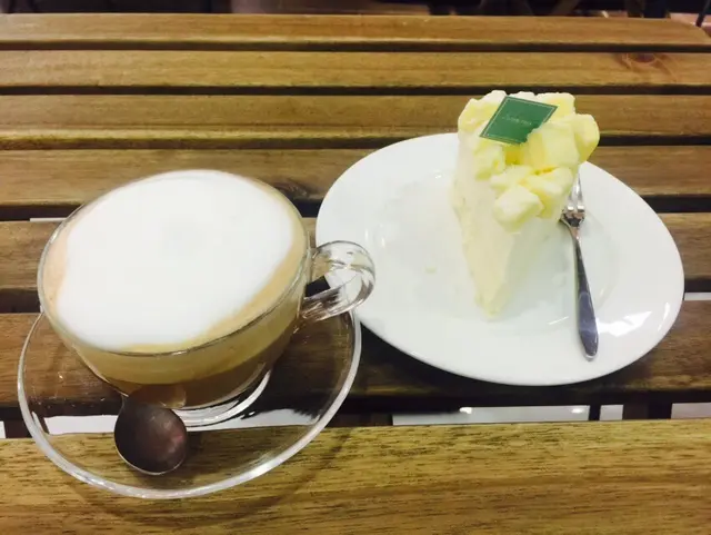 Double  cheese  cake  with  cappuccino