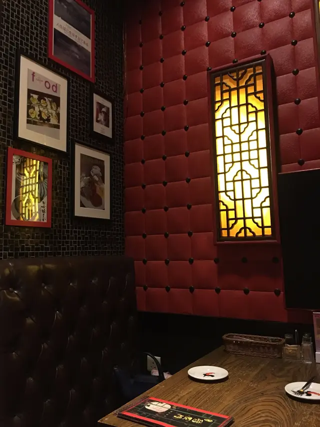 西式酒吧牆身, 釘皮梳化, 還有中國風格的窗之裝飾.