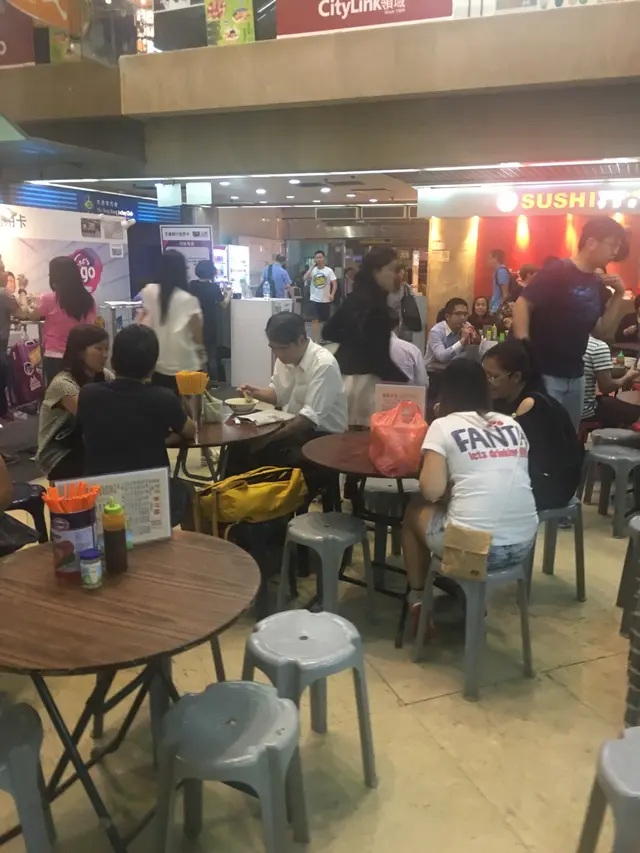 全是簡單速食坐位,目的便是快速填飽個肚