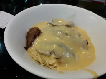 豬頸肉芝士撈麵