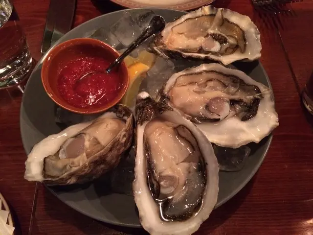 我地今次O既前菜係生蠔, 自從係Croatia食左好美味O既生蠔之後, 我就愛上左生蠔!!! 近醬汁果邊果兩隻係white pearl, 好大隻, 好creamy & juice鮮甜, $60蚊一隻。另外果兩隻唔記得係咩名, 淨係記得waitor介紹果陣係屬於甜類O既, $55 一隻, 無white pearl咁大隻, 但都好好食, 次序係左呢隻先再食white pearl
