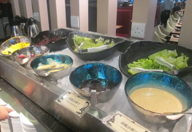 冰鎮着多款沙律食材