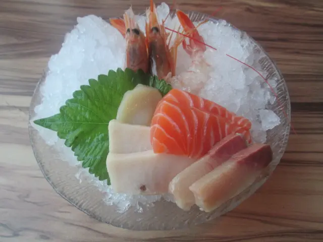 三文魚、油甘魚、劍魚腩、北海道帶子和赤蝦刺身