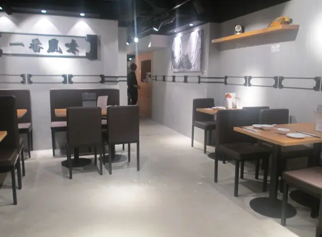 近門口處預設了五六張四人枱