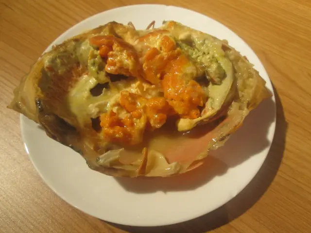 鮮橙色的蟹膏舖滿整個蟹蓋