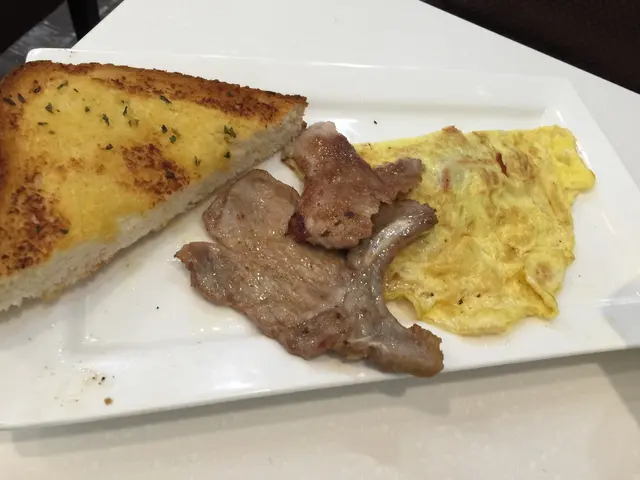 換左既豬扒片薄得更甚，甩皮甩骨，夾硬張切得太薄而掉下的豬片補上去