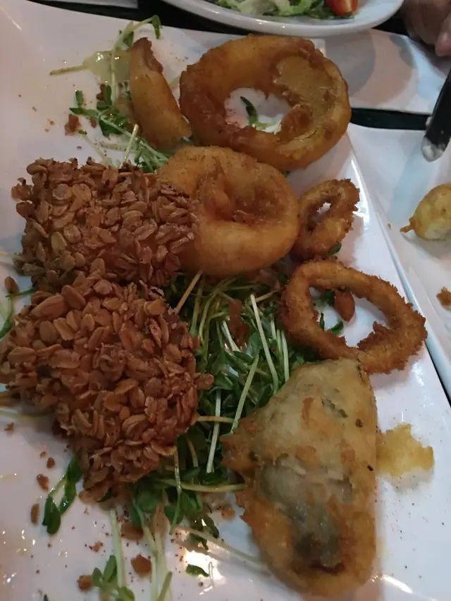 食左一陣先記得影相，有洋蔥圈，燕麥雞塊，尤魚圈，炸生蠔