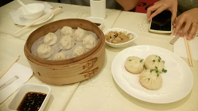 小籠包（左） + 生煎包（右）