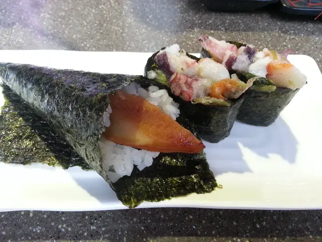 海鰻手卷。辣八爪魚軍艦