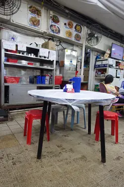 室内装潢简陋，以圆枱配胶椅子