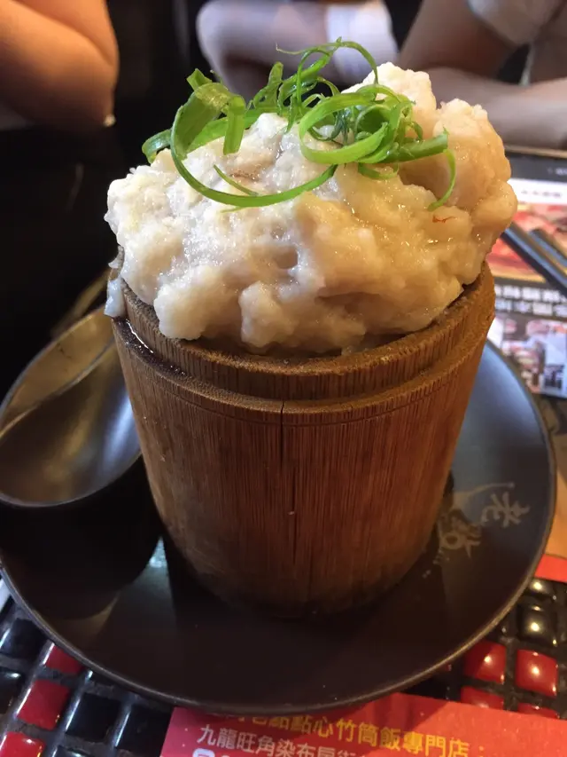 肉餅很好吃  可是讓人失望的是，竹筒飯並沒有香味且口感比較乾