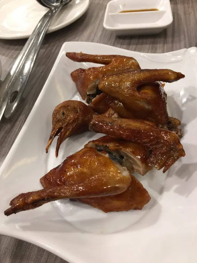脆皮乳鴿