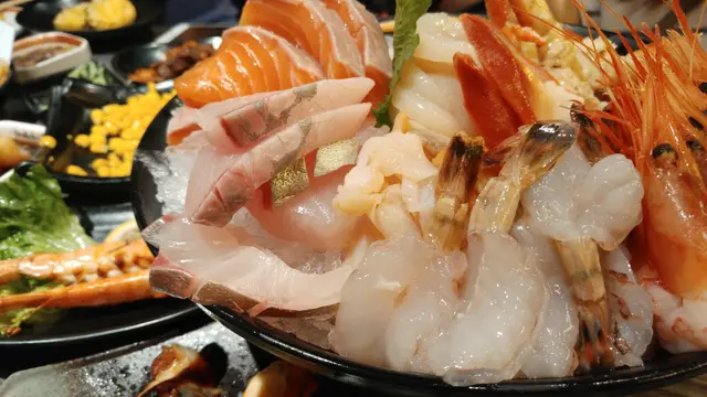 刺身方面，貝類如象拔蚌、螺片、帶子質素最佳，可以追加。三文魚、油甘魚表現平穏，可以一試。