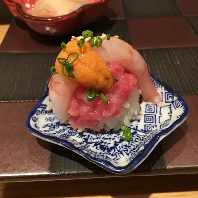 三文魚籽、海膽、牡丹蝦、吞拿魚腩蓉。