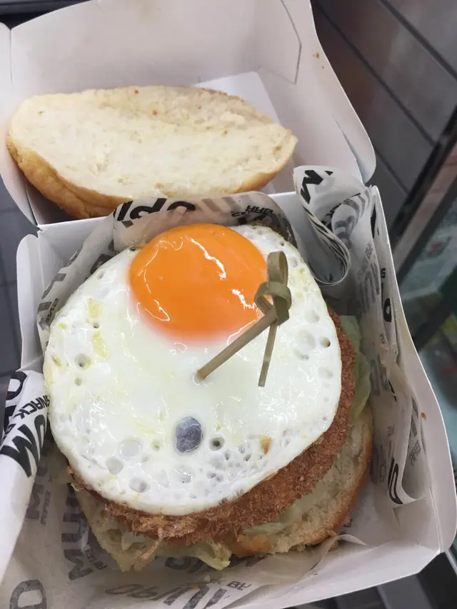 自家制蟹餅漢堡超正，日本蛋，沙津醬甜甜地