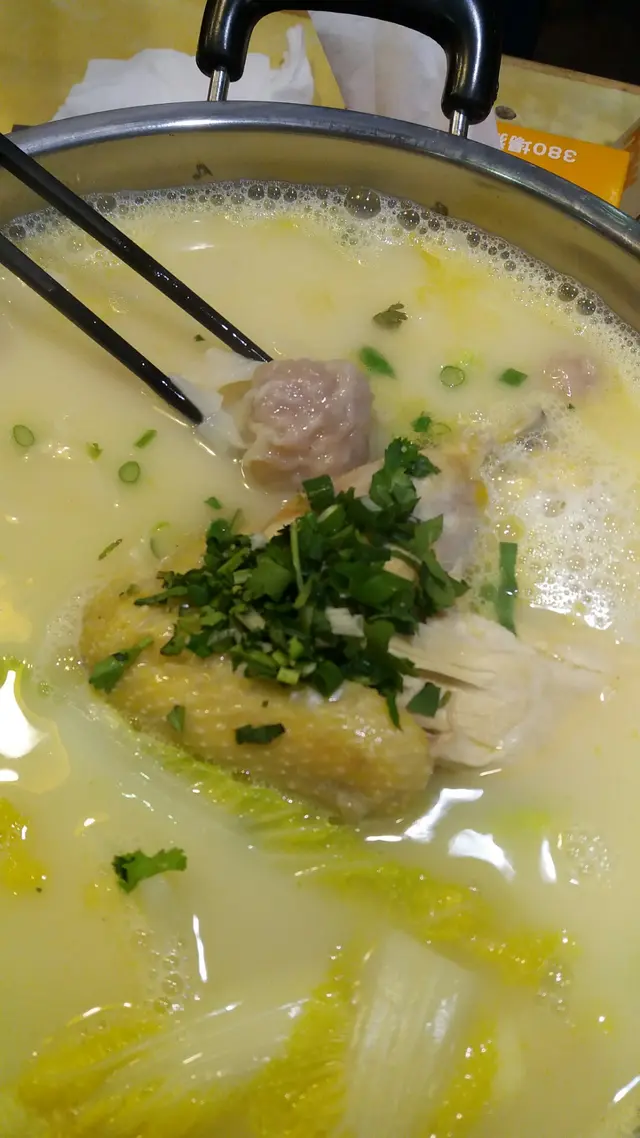 但当你哋喺兰桂坊做紧人肉沙甸鱼嘅时候,我就un un脚打边炉!