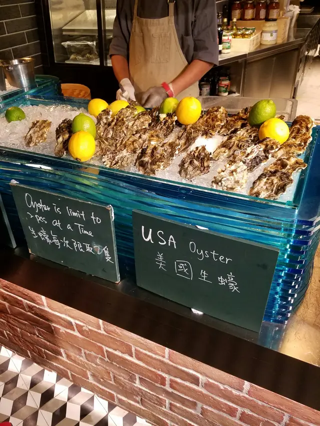 每個人都大推的生蠔，人龍從未間斷，肉爽味鮮，沒腥臭味，可惜肉有點薄不太飽滿，而且要排長龍。。扣分。
