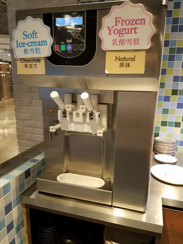 奶酪雪糕機，自助吃多少按多少，有朱古力和原味，由拉出到回到檯面已融了一半，是我的錯?味道ok啦啦啦。