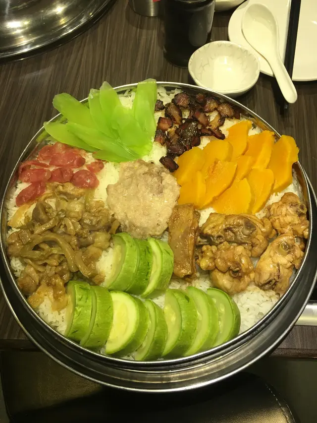 又係人多關係可以蒸2兜，差不多揀晒D餸，蒸得好有水準，夠熟又冇爛飯，D餸汁又落晒飯度，就係佢搞到我食唔晒D蟹～