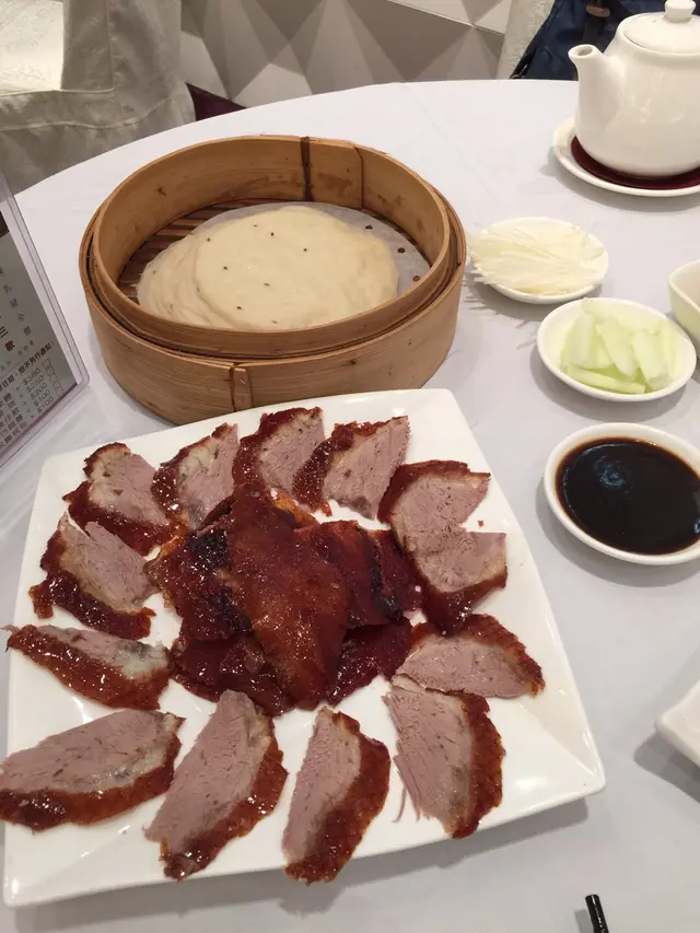 有專人在客人面前極速片片皮鴨，上碟後，看見食物賣相十分美而且整齊，，皮脆肉嫩，用鴨餅包著鴨，瓜，蔥，整體配撘十分完美，吃上來泛著油膩和膩滯感的感覺