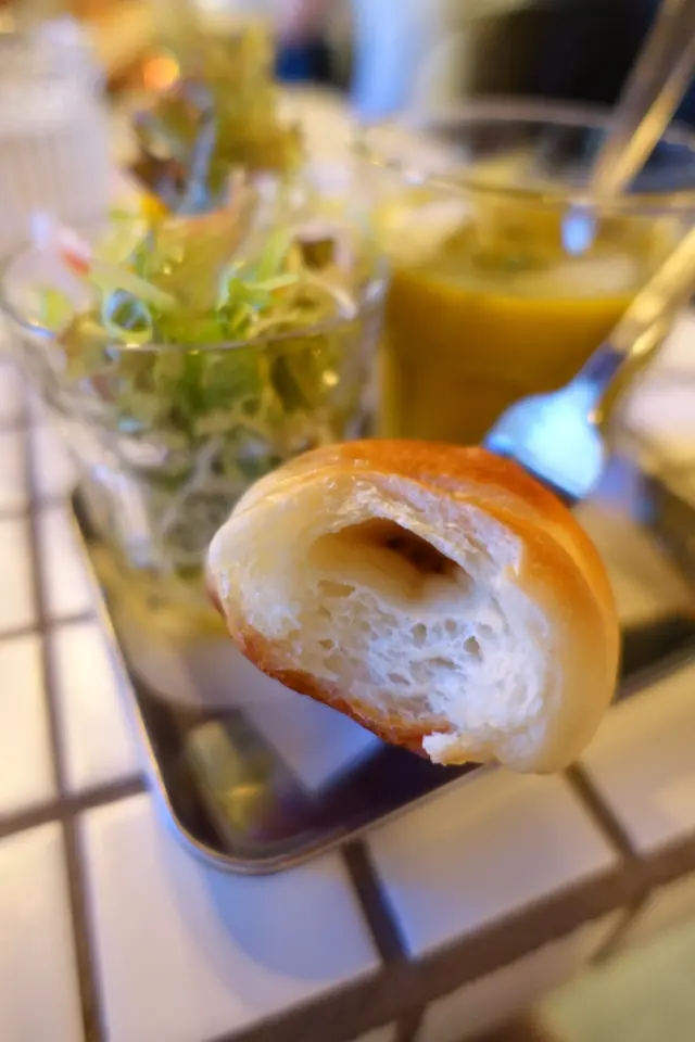 輕輕咬開鬆軟的包身，包裡中空，原來夾雜牛油