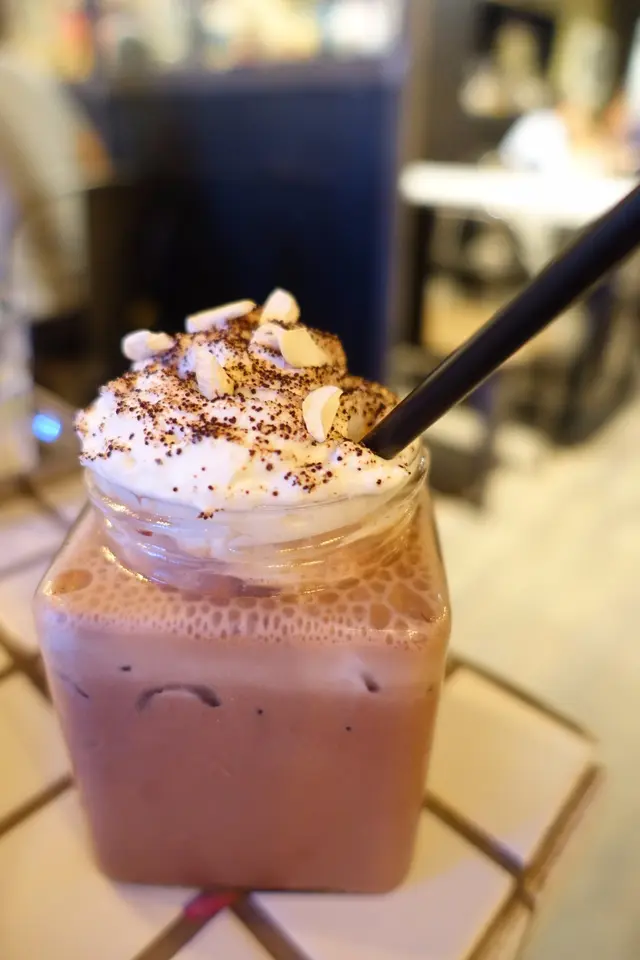 杯頂唧上忌廉，突顯美感！