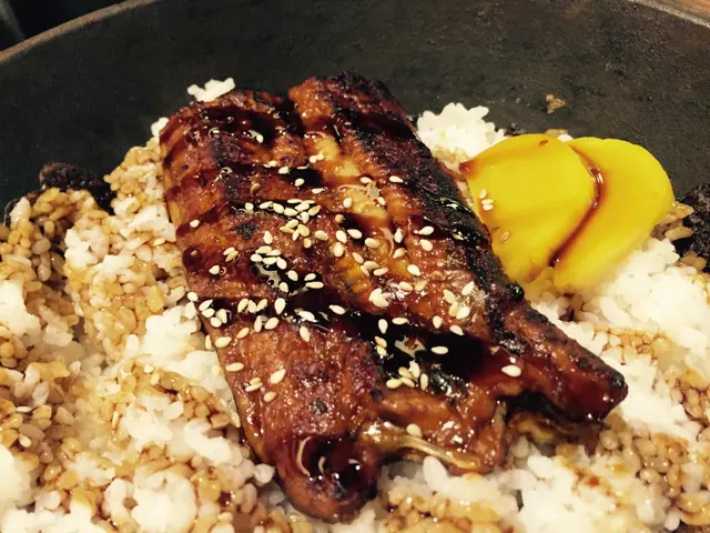 怕大家食唔飽所以叫個飯打底。鰻魚香脆,睇得出好用心燒。