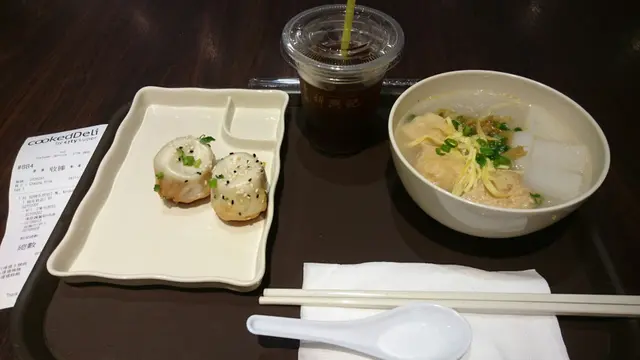 香港少有的正宗上海生煎，湯汁鮮味，唯皮稍厚欠香脆。搭配蘿蔔豆卜粉絲和酸梅汁，清新而生津。