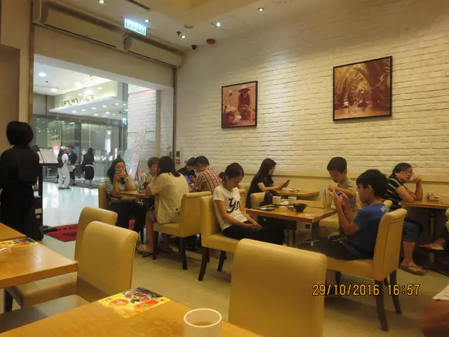 貼滿了越南的風景及人文生活照片,裝修美觀,白磚牆阬人企理的感覺。