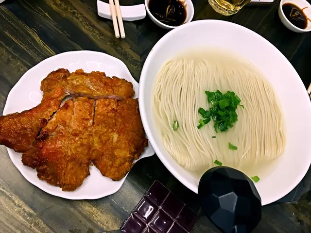 50蚊勁大碗好抵食,可以兩個人SHARE。拉麵即叫即拉,麵身偏硬,好有麵香,湯底好清,排骨就好鬆化又勁大塊,切件上有5件,好滿足。