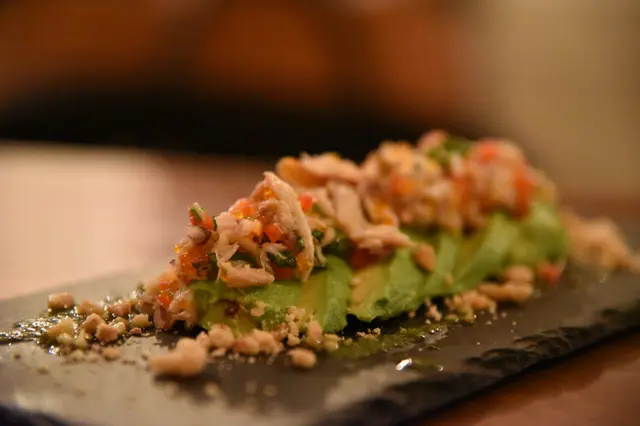 牛油果薄切蟹肉,合桃碎,香草汁