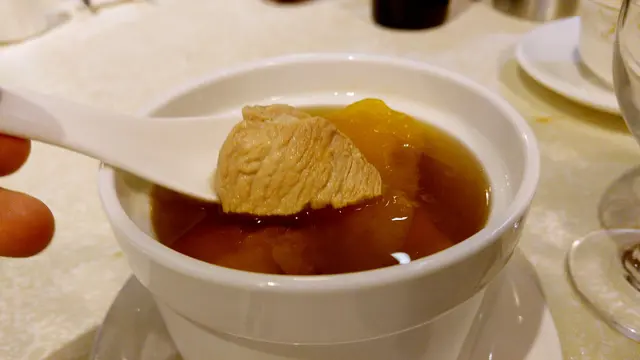 原盅燉哈密瓜螺頭黑毛豚肉湯