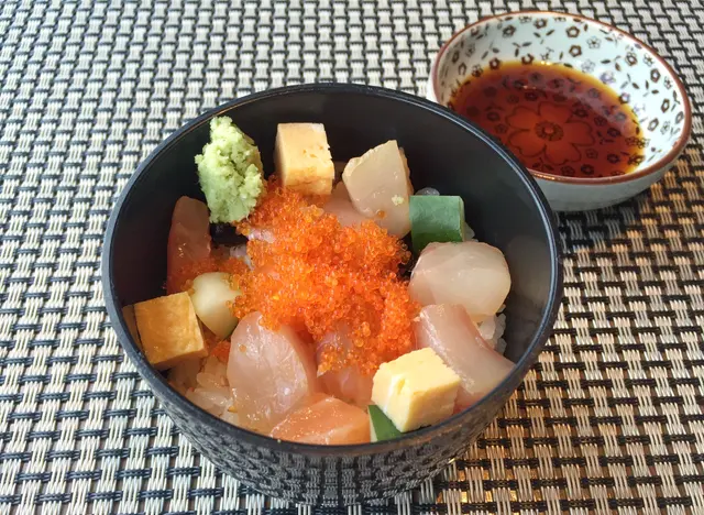 迷你角切魚生飯