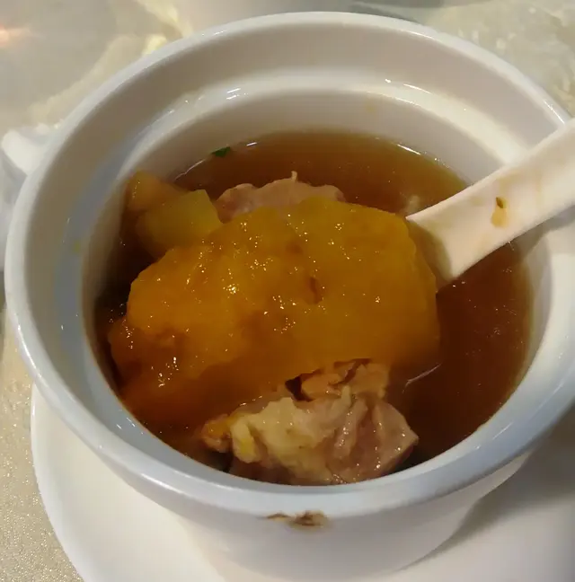原盅燉哈密瓜螺頭黑毛豚肉湯