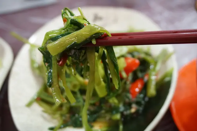 以咸蝦醬炒香,汁醬帶細碎蝦米乾,炒得香口帶鑊氣