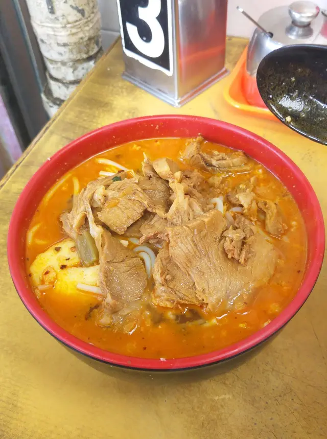 幾乎滿瀉的湯和料頗為震撼